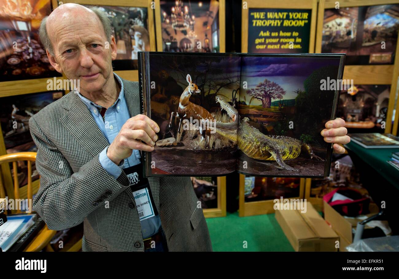 Las Vegas, Nevada, USA. Le 04 février, 2015. Photographe Sherman Hines montre une photo d'une salle de trophées de l'un de ses 80 livres au cours de la 43e Convention annuelle Safari Club International. Des quatre jours d'expo est un marché international de la grosse partie de chasse des biens et services, y compris safari outfitters, lodges, d'armes à feu et munitions, de la chasse et de la taxidermie fournitures trophée tuer. Crédit : Brian Cahn/ZUMA/Alamy Fil Live News Banque D'Images