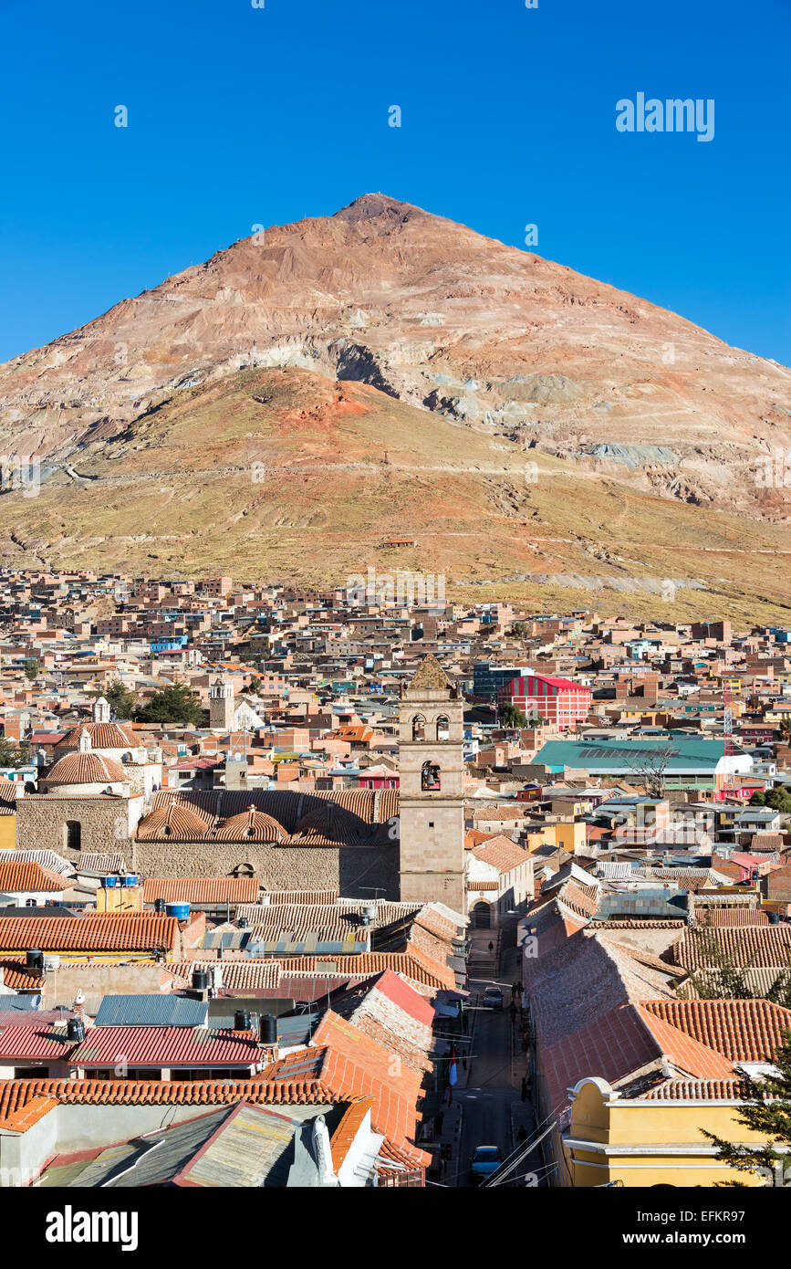 Vue du Cerro Rico, la montagne qui domine Potosi, Bolivie avec visible de l'église de San Francisco Banque D'Images