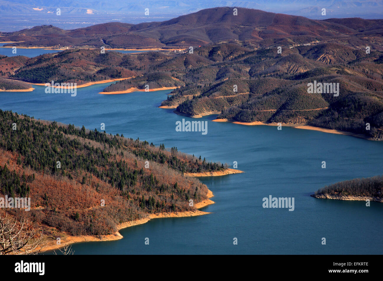 Vue partielle sur le lac Plastiras du poste d'observation au montagnes Agrafa. Karditsa, Thessalie, Grèce. Banque D'Images