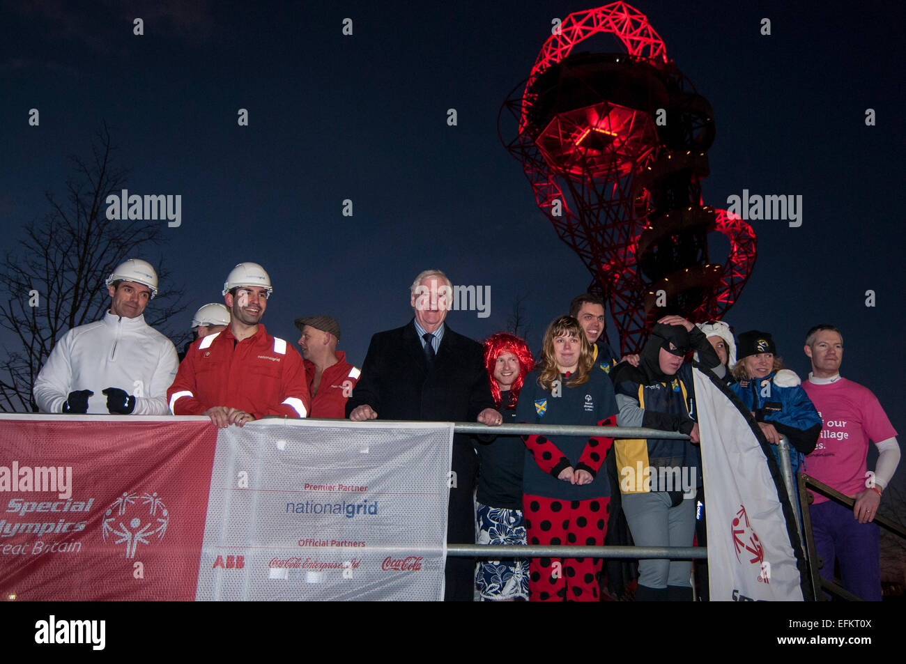 Queen Elizabeth Olympic Park, Londres, UK. 6 février 2015. Lawrie McMenemy MBE, président des Jeux olympiques spéciaux de go, accompagnée par des athlètes des Olympiques spéciaux et National Grid supérieurs lors du lancement au Royaume-Uni du Polar Plunge, où les participants d'amasser des fonds entre £1 000-£2 000 chacun à participer. L'événement vise à amasser des fonds pour le mouvement des Jeux Olympiques spéciaux qui propose toute l'année des sports de base l'entraînement et de la compétition pour les enfants et les adultes ayant une déficience intellectuelle (apprentissage). Crédit : Stephen Chung/Alamy Live News Banque D'Images