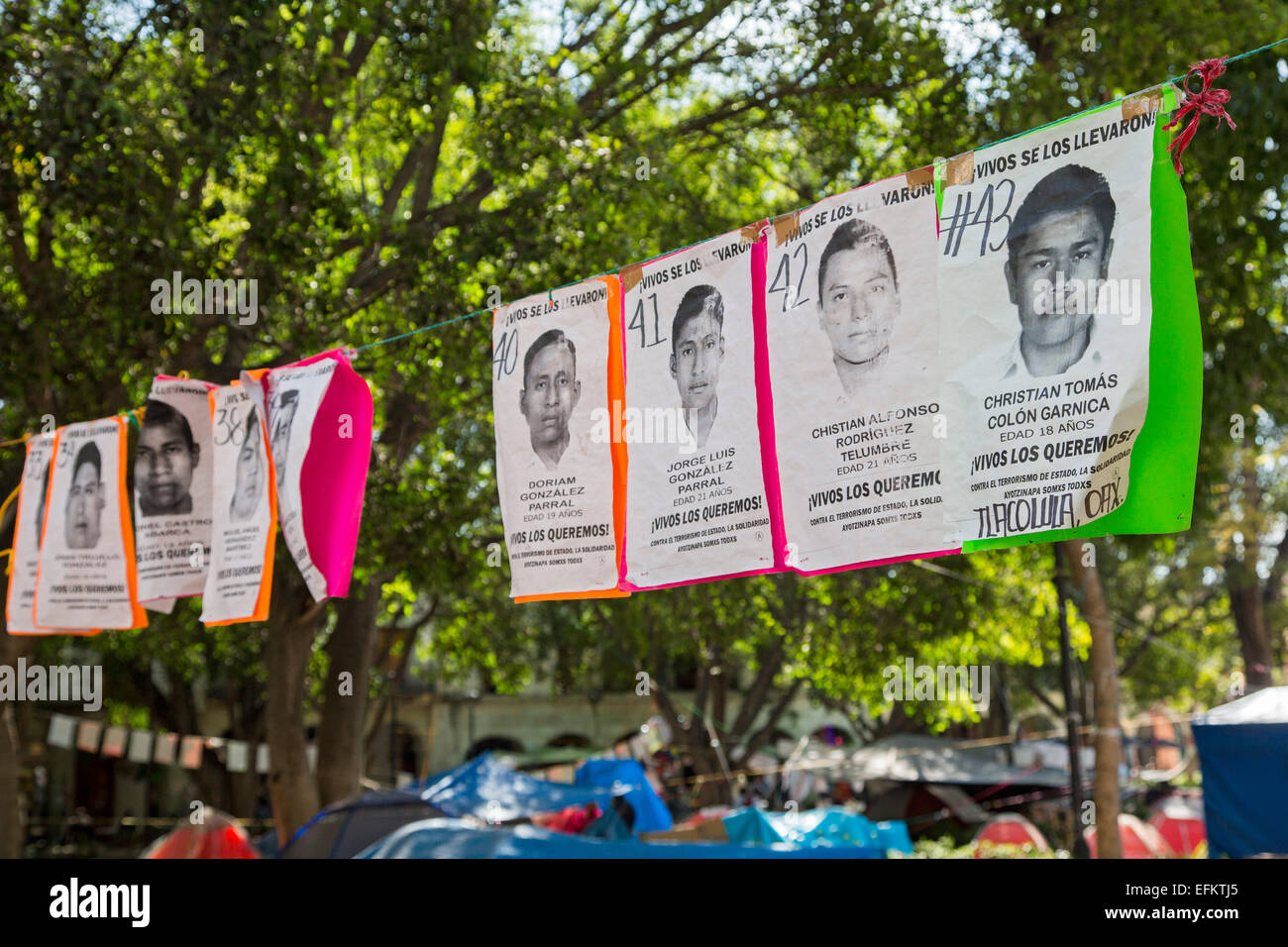 Oaxaca, Mexique - Enseignants campèrent dans le Zócalo de la ville d'Oaxaca ont enfilés des affiches pour protester contre le meurtre de 43 élèves. Banque D'Images