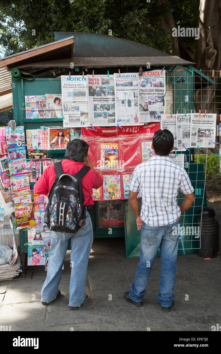 Oaxaca, Mexique - Hommes lire les journaux dans un kiosque sur le Zócalo (place centrale). Banque D'Images