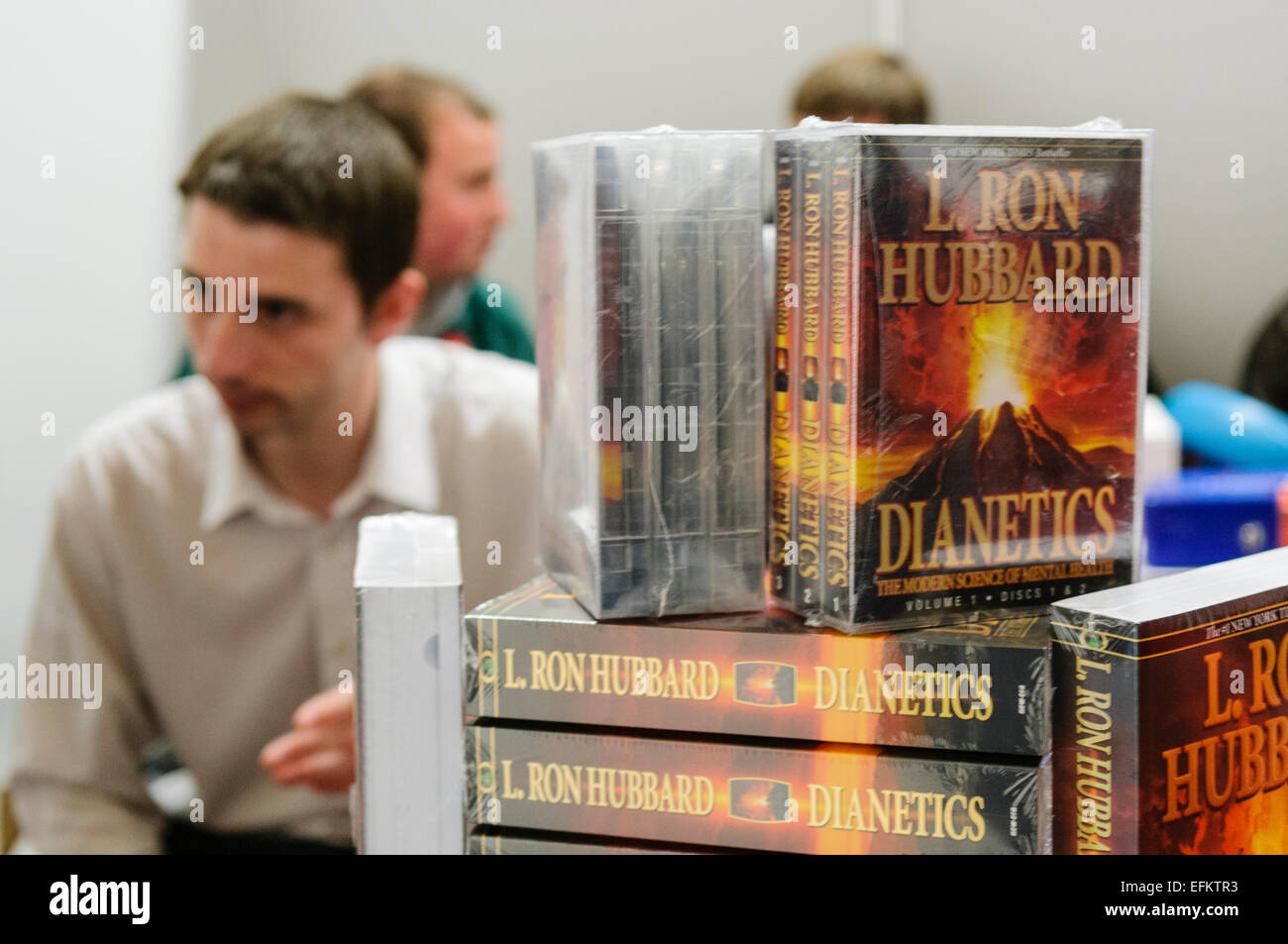Pile de 'Dianetics' par Ron Hubbard à un événement de la Scientologie Banque D'Images