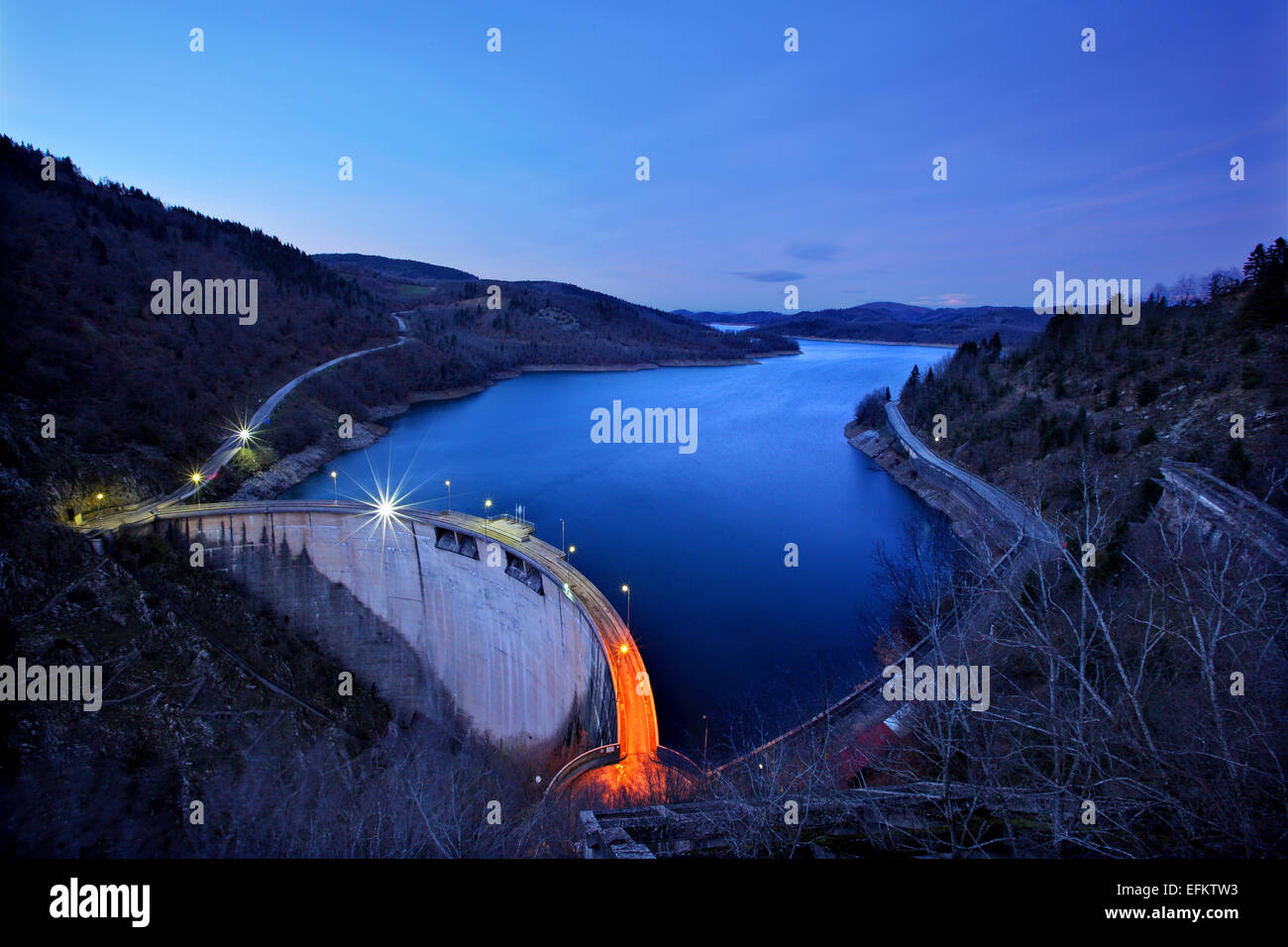 Vue de nuit sur la digue du lac Plastiras, Karditsa, Thessalie, Grèce. Banque D'Images