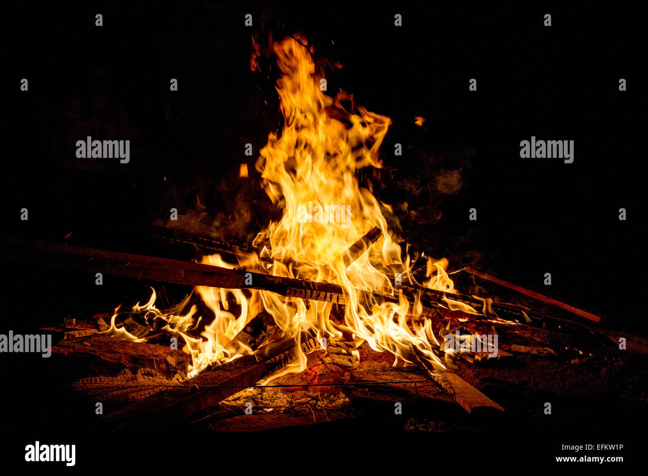 Brûler du bois dans un feu de joie Banque D'Images