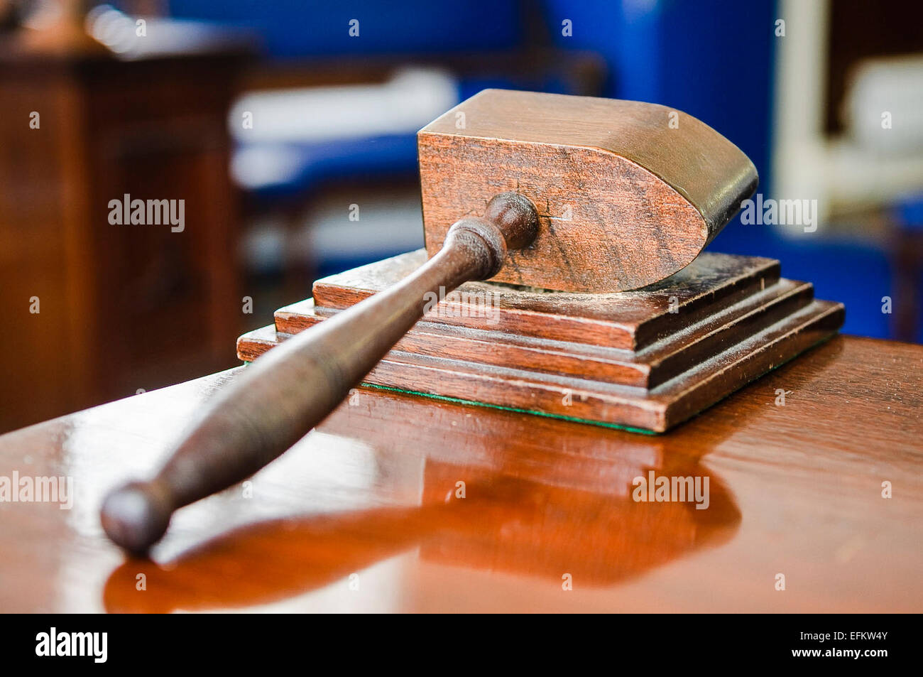 Marteau en bois repose sur une table dans une chambre dans un Lodge d'artisanat masonic hall. Banque D'Images