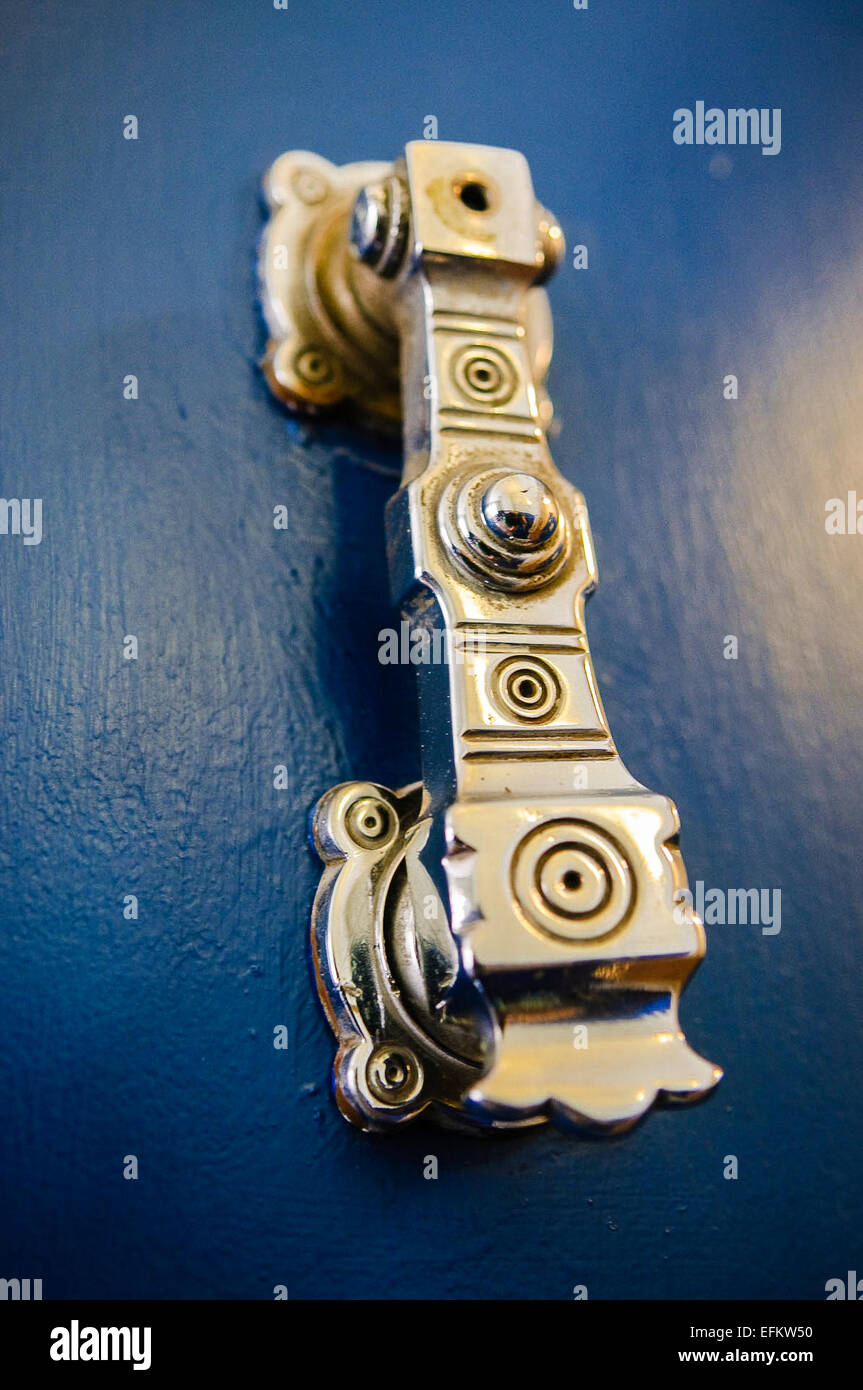 Heurtoir en laiton ouvragé sur la porte d'une chambre d'artisanat dans un Masonic Hall. Banque D'Images
