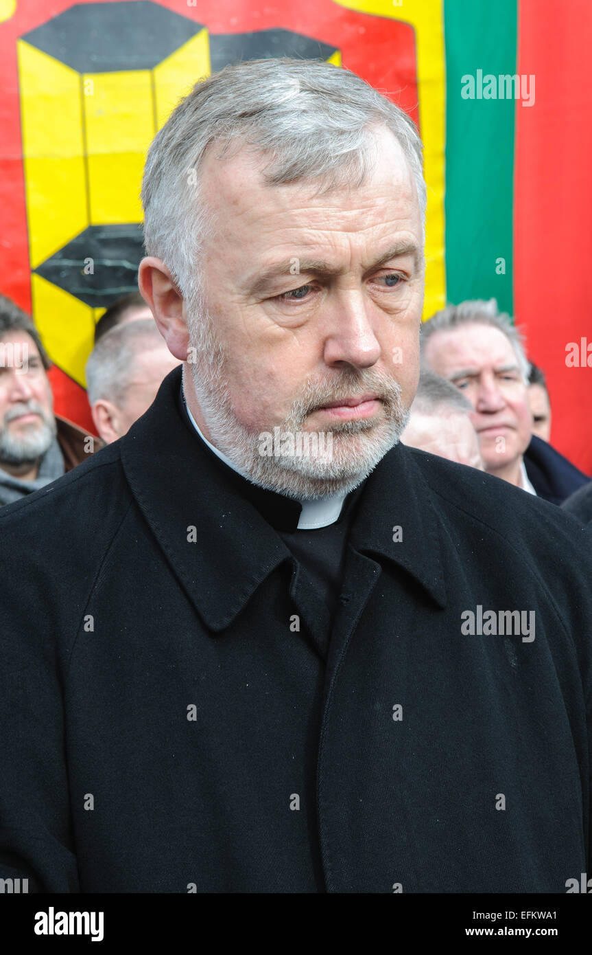 Père Hugh Kennedy, curé de la cathédrale Saint-Pierre, à Belfast. Banque D'Images