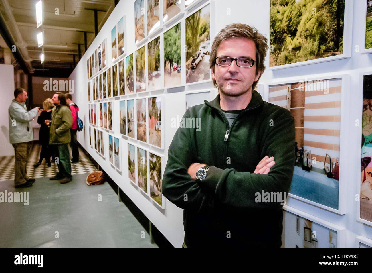 Photographe Catalan Xavier Ribas lors du lancement de son exposition à Belfast exposés. Banque D'Images