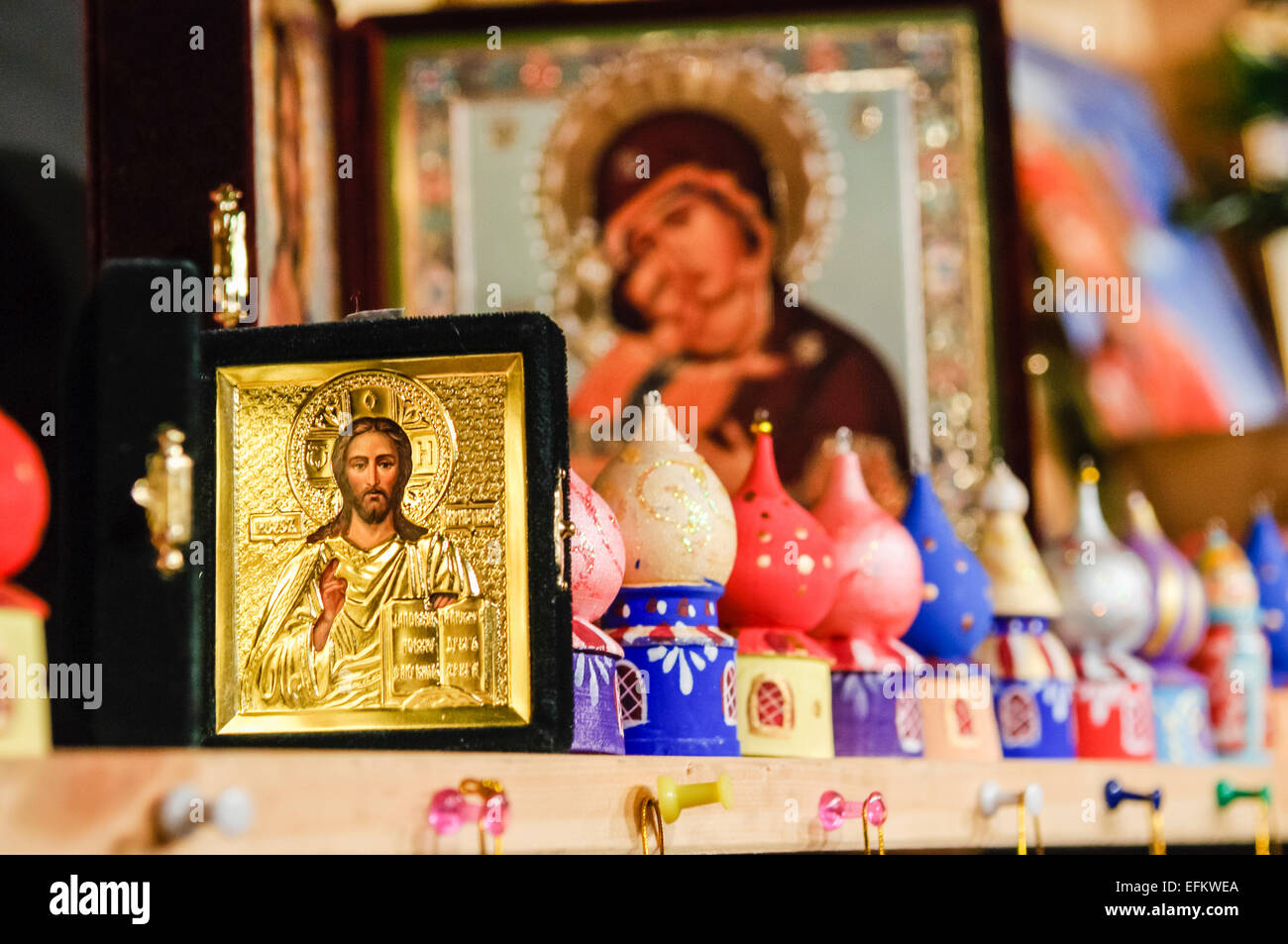 Les objets religieux et d'objets de décoration pour la vente à un décrochage du marché Banque D'Images