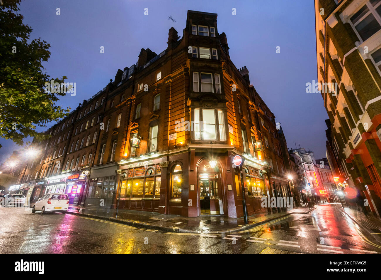 Duc d'Argyll Pub à Soho, Dusk , Jour de pluie, Ville de London, Royaume-Uni Banque D'Images