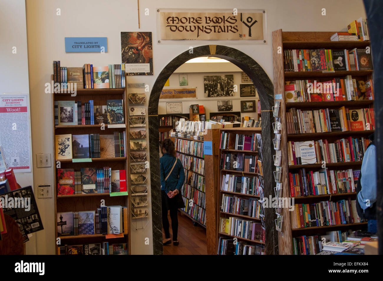Dans City Lights Bookstore à North Beach, San Francisco, Californie. Banque D'Images