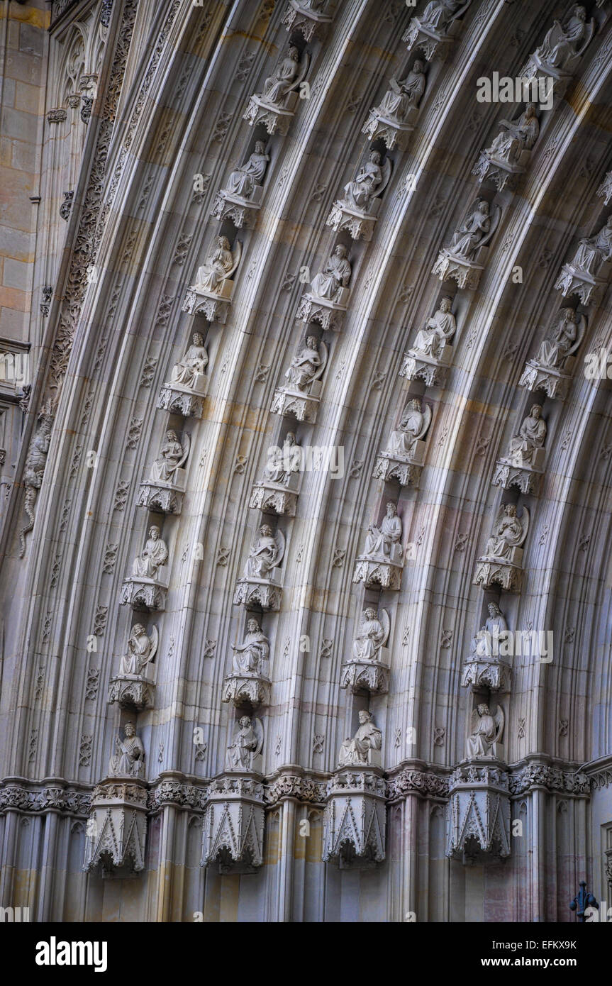 La Cathédrale de Barcelone au cours de sculpture sur pierre porte Banque D'Images