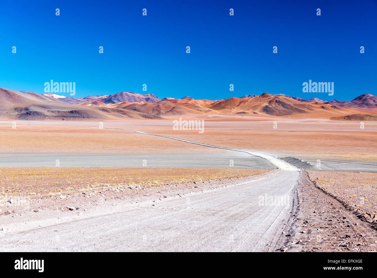 Encore un paysage coloré avec une route menant à la distance près de Uyuni, Bolivie Banque D'Images