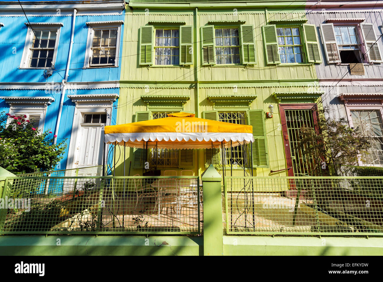 Façades colorées de vieux bâtiments historiques à Valparaiso, Chili Banque D'Images