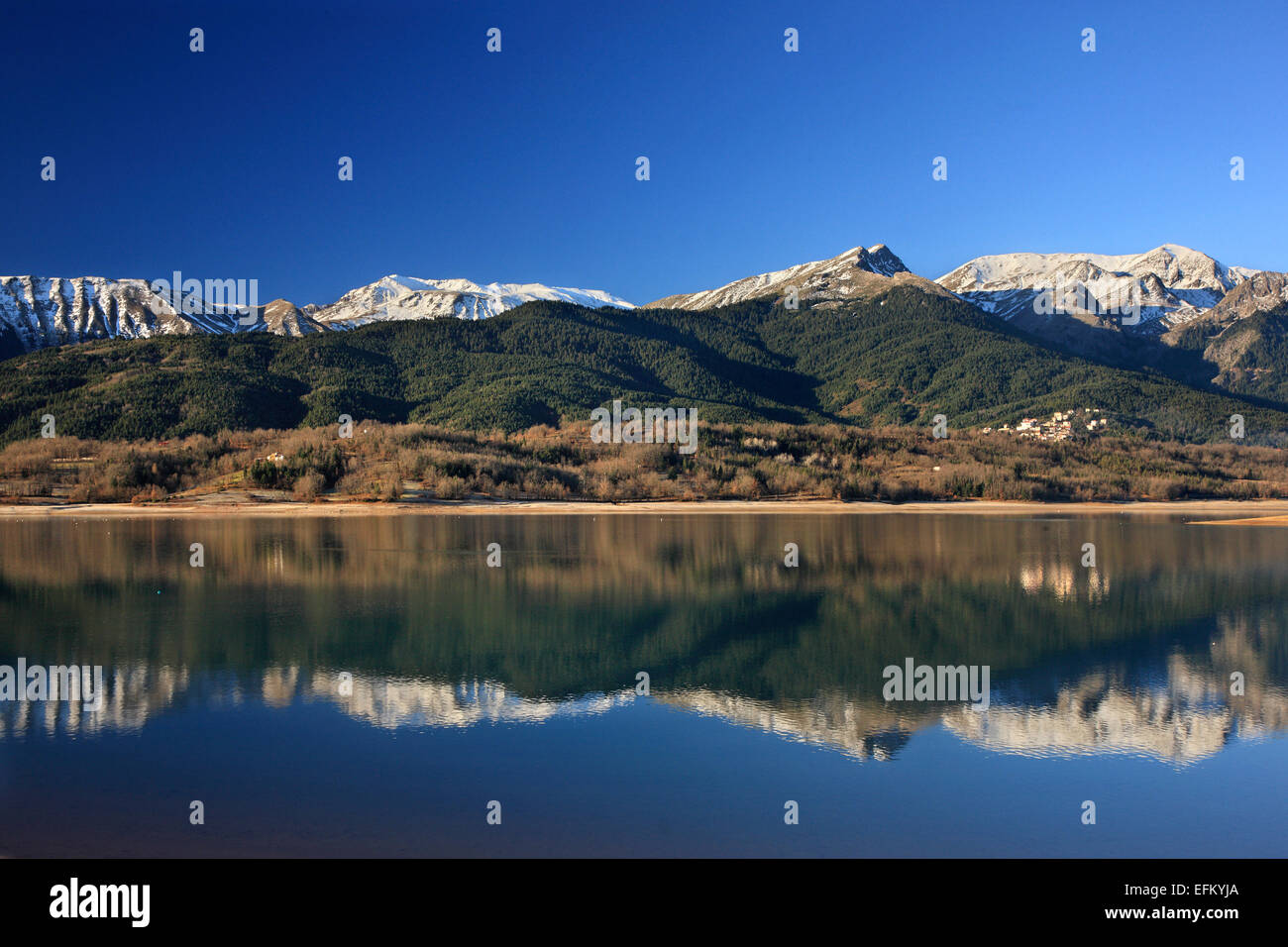 Vue partielle sur le lac Plastiras. En arrière-plan montagnes Agrafa. Karditsa, Thessalie, Grèce. Banque D'Images