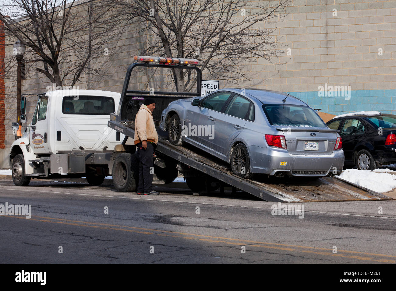Dépanneuse voiture chargement sur télévision lit - USA Banque D'Images