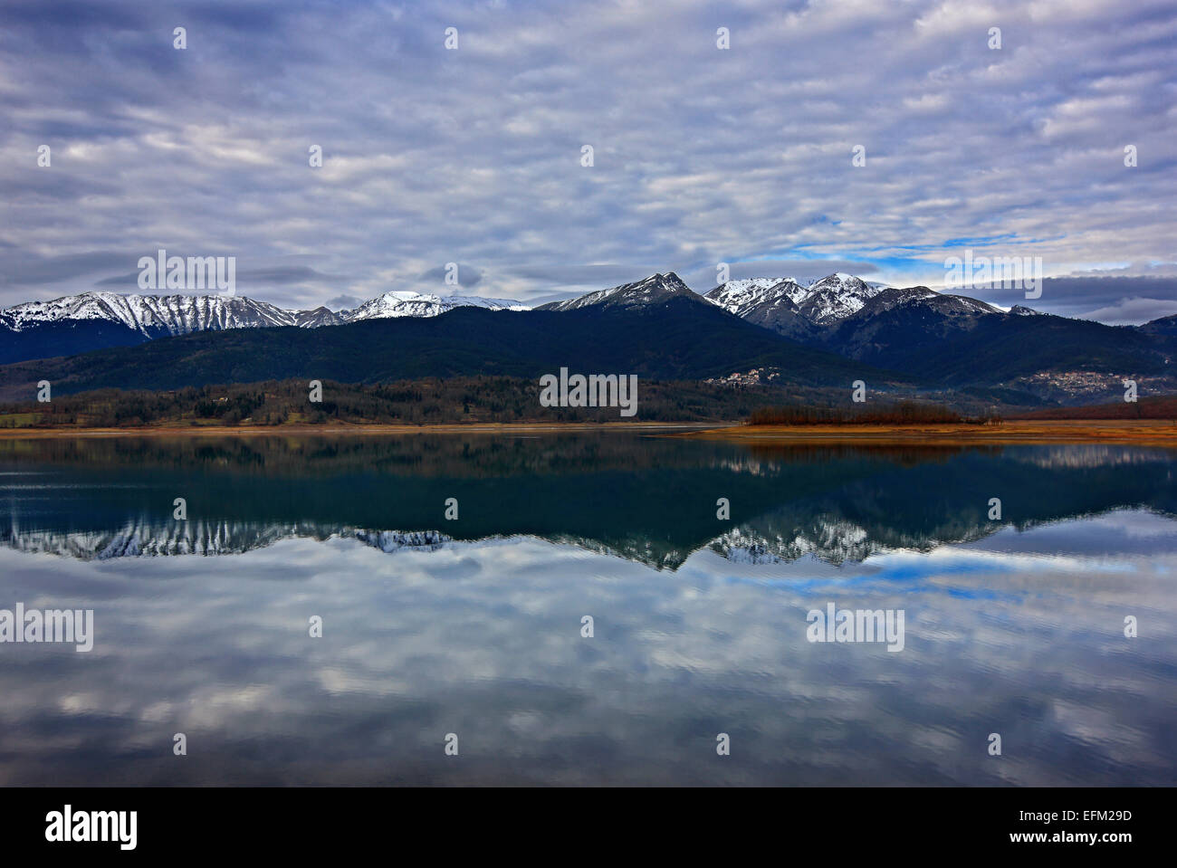 Vue partielle sur le lac Plastiras. En arrière-plan montagnes Agrafa. Karditsa, Thessalie, Grèce. Banque D'Images