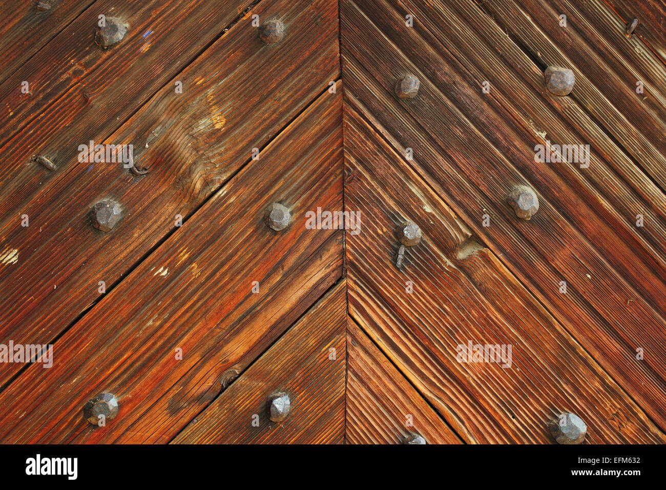 Motif intéressant sur bois porte de l'église traditionnelle roumaine Banque D'Images