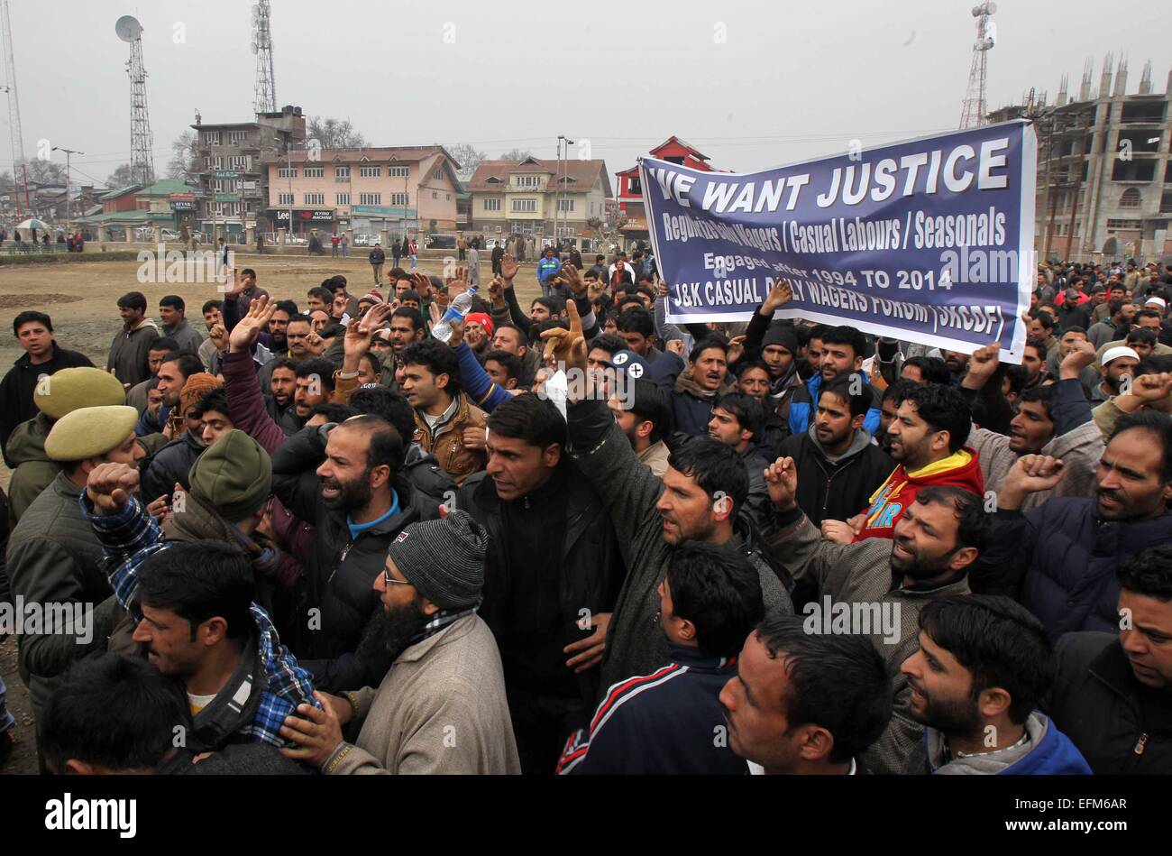 Srinagar, au Cachemire sous contrôle indien. 7 Février, 2015. Employé du gouvernement du cachemire crier des slogans comme ils sont arrêtés par la police indienne au cours d'une manifestation à Srinagar, capitale d'été du Cachemire sous contrôle indien, 7 février 2015. La police indienne le samedi arrêté des dizaines d'employés du gouvernement du Cachemire qui réclamaient la régularisation de leur emplois contractuels et une randonnée en salaire. Credit : Javed Dar/Xinhua/Alamy Live News Banque D'Images