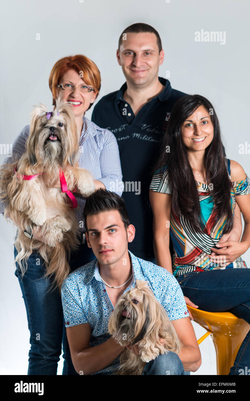 Collègue posant avec leur chien Banque D'Images