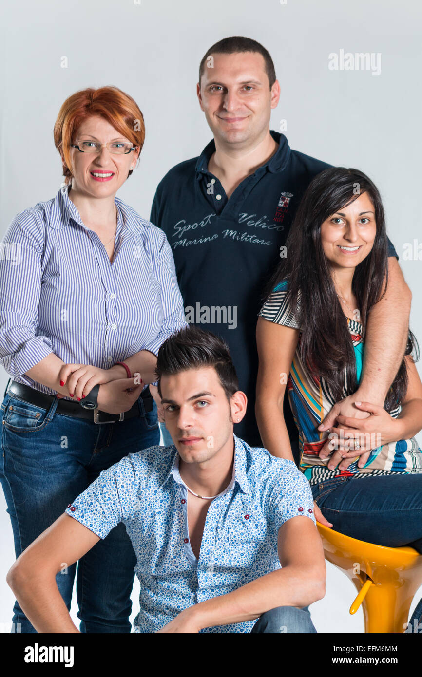 Collègue posant avec leur chien Banque D'Images