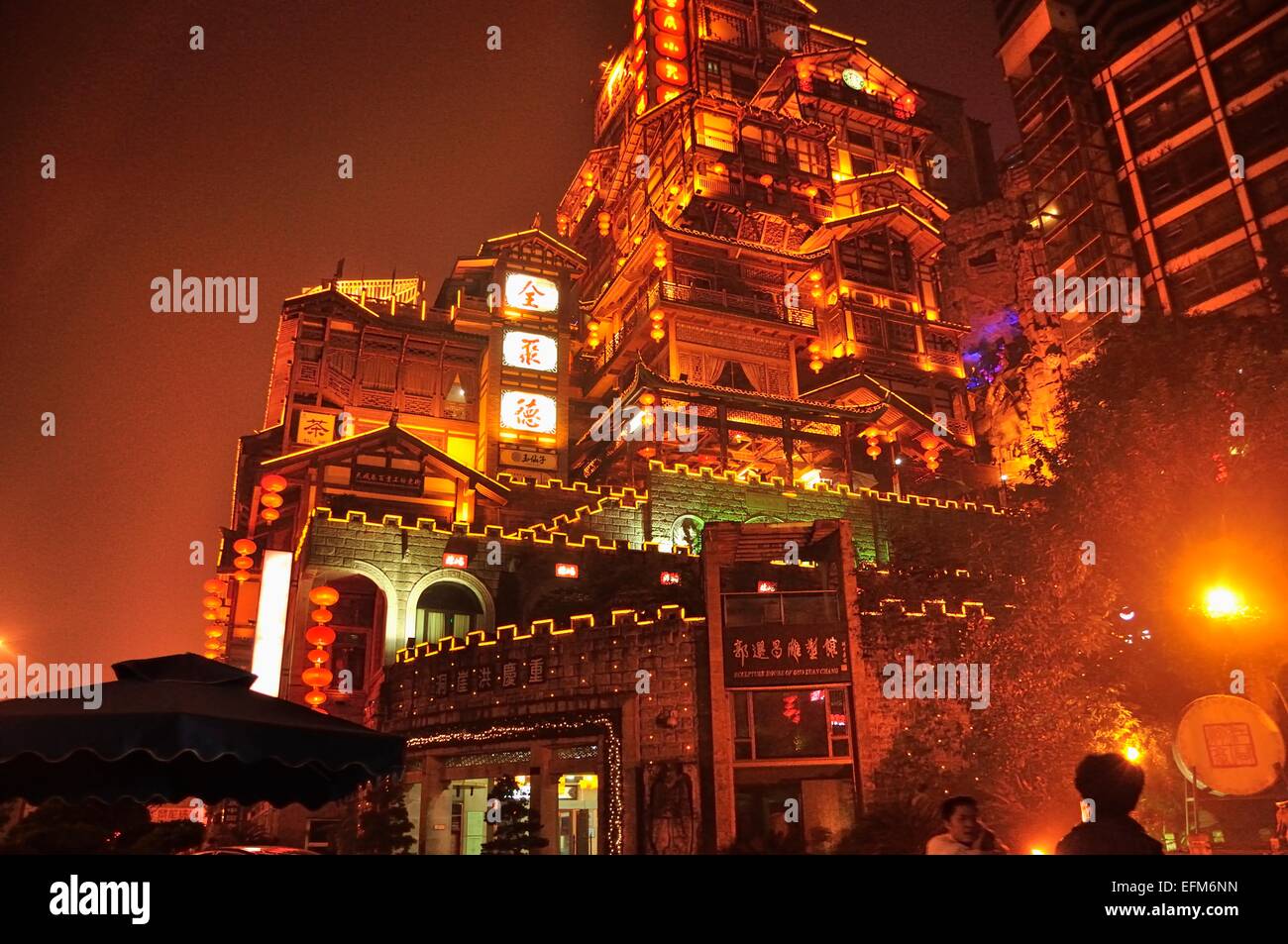 Chongqing, Chine à Hongyadong Bâtiments à flanc de la nuit Banque D'Images