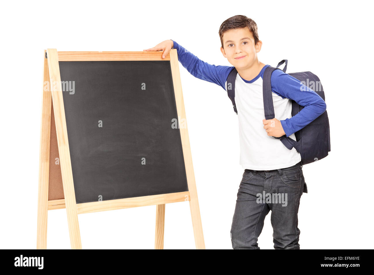 Comité permanent par un tableau noir d'écolier et de transporter un sac à dos isolé sur fond blanc Banque D'Images