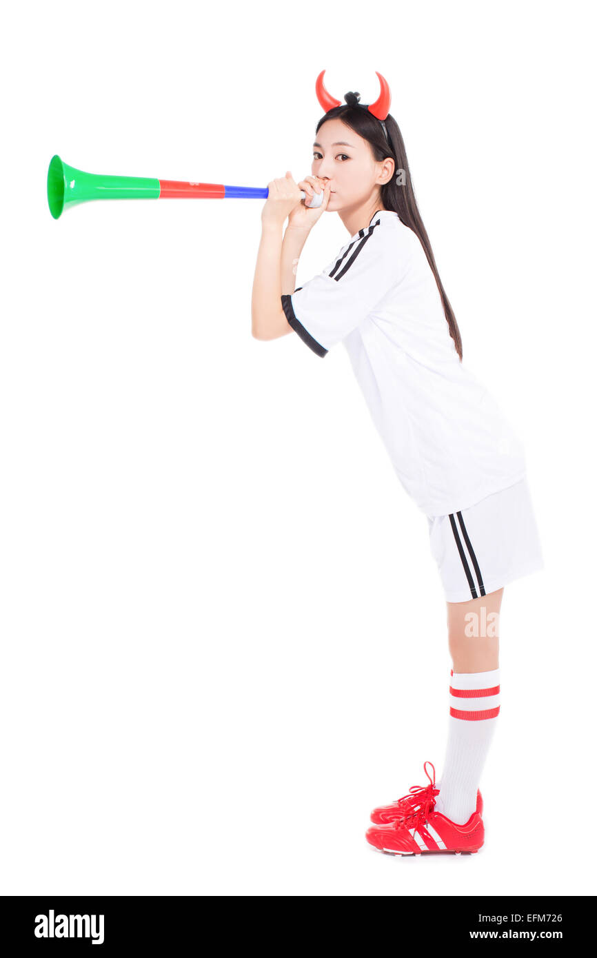 Cheerleader en uniforme une pose avec un mégaphone isolé sur blanc