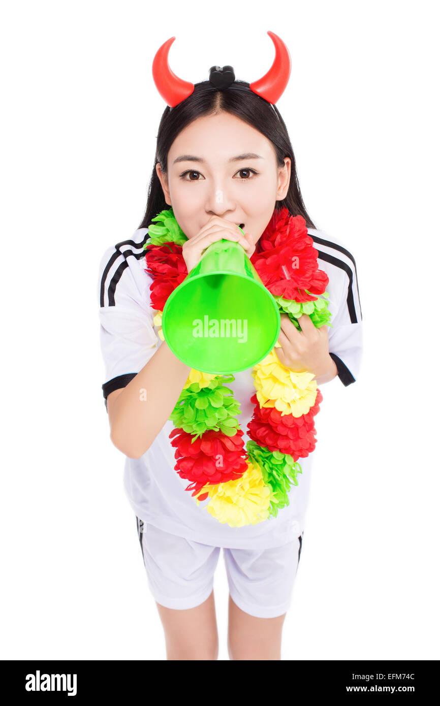 Cheerleader en uniforme une pose avec un mégaphone isolé sur blanc