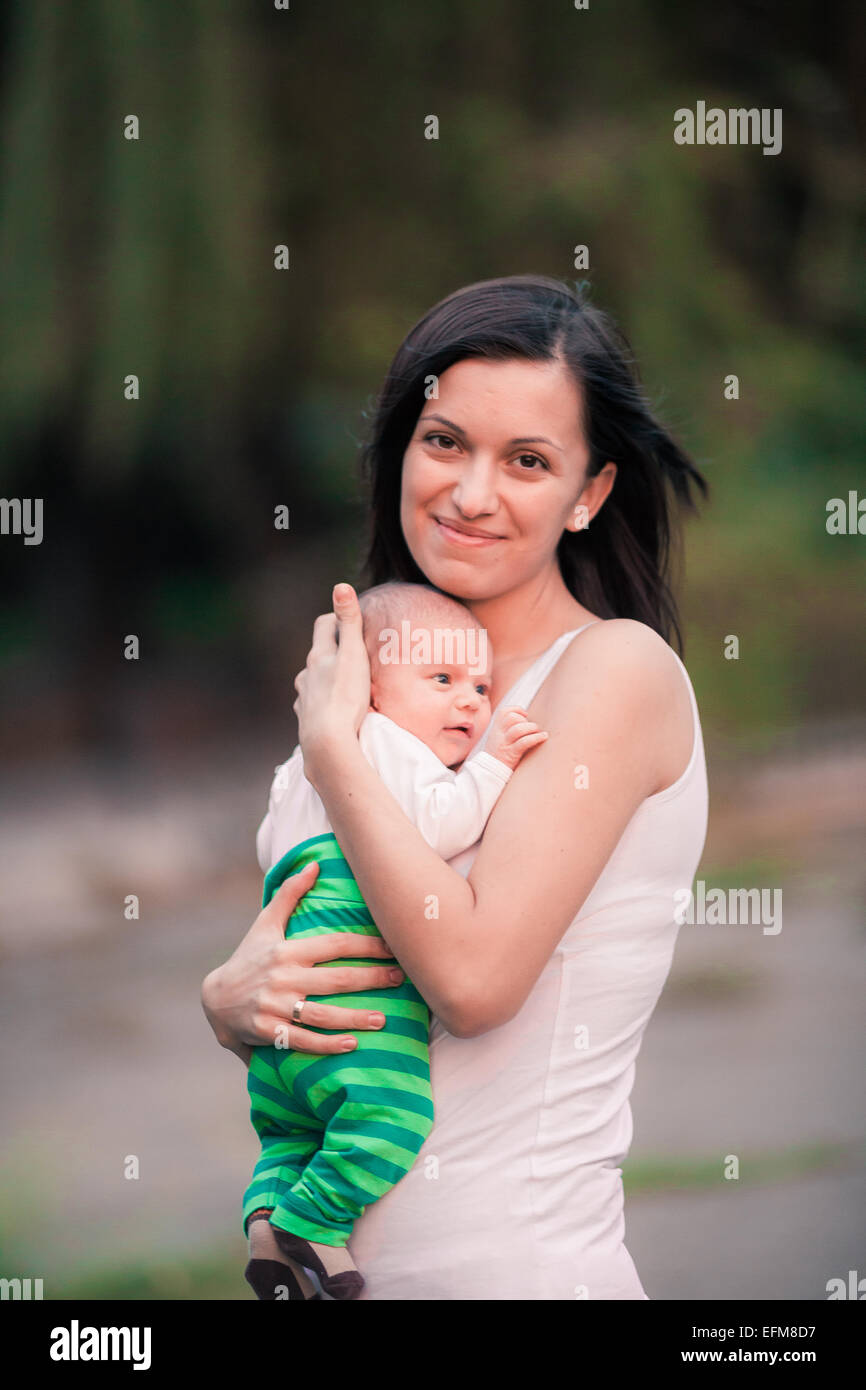 Jeune maman avec bébé Banque D'Images