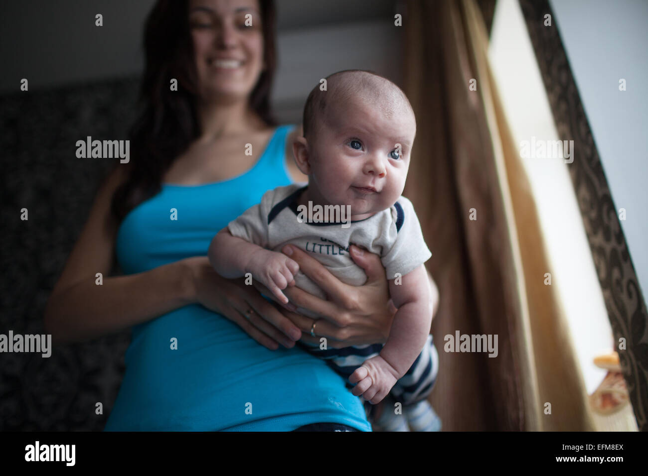Jeune maman avec bébé Banque D'Images