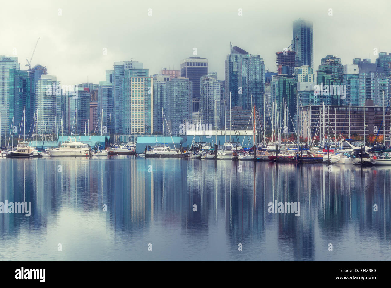 Coal Harbour, Vancouver (Colombie-Britannique), bâtiments et bateaux se reflétant dans l'eau. Banque D'Images