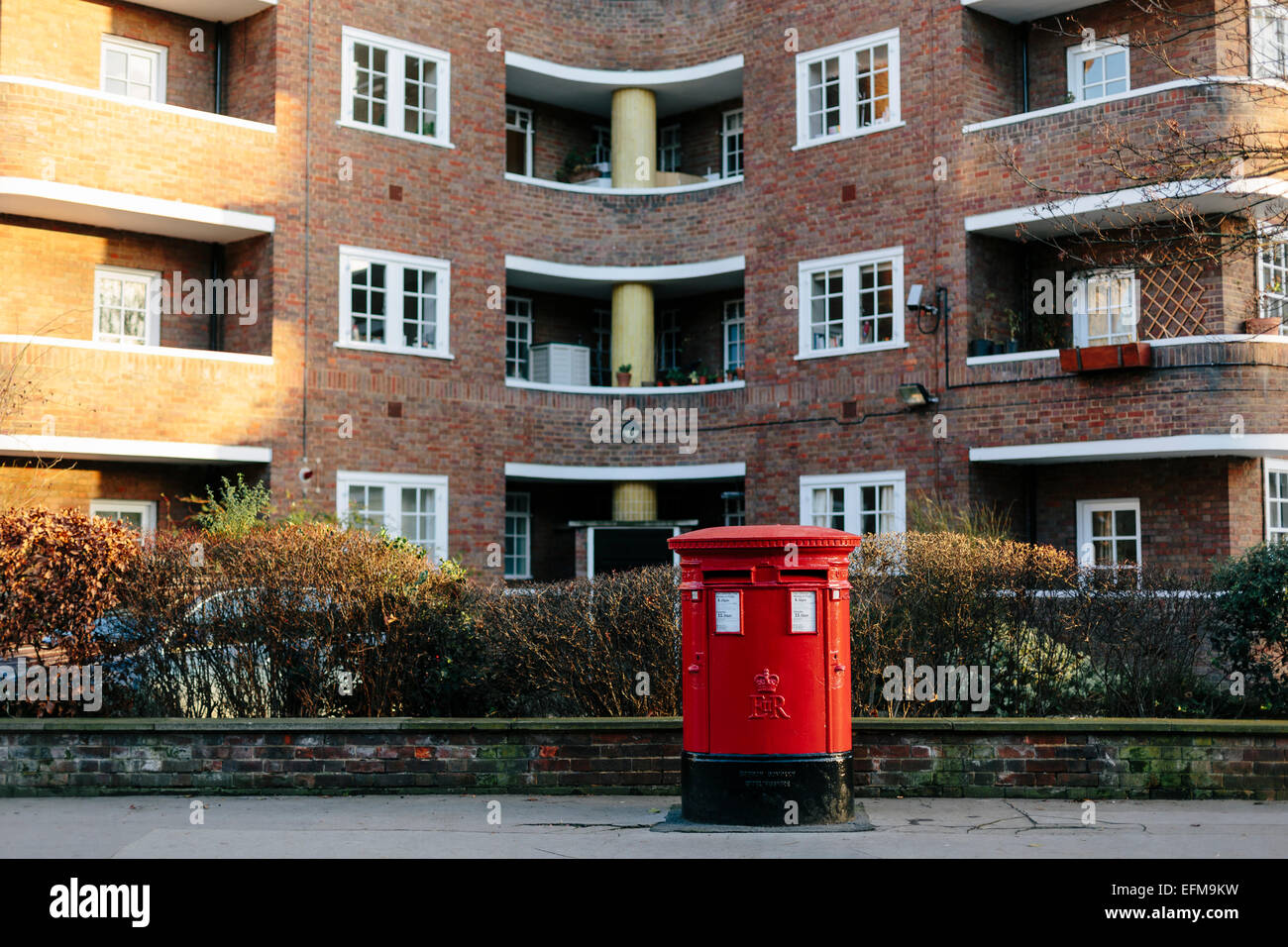 Pilier Rouge britannique Post Box en face de Appartements dans Belgravia London (format paysage) Banque D'Images
