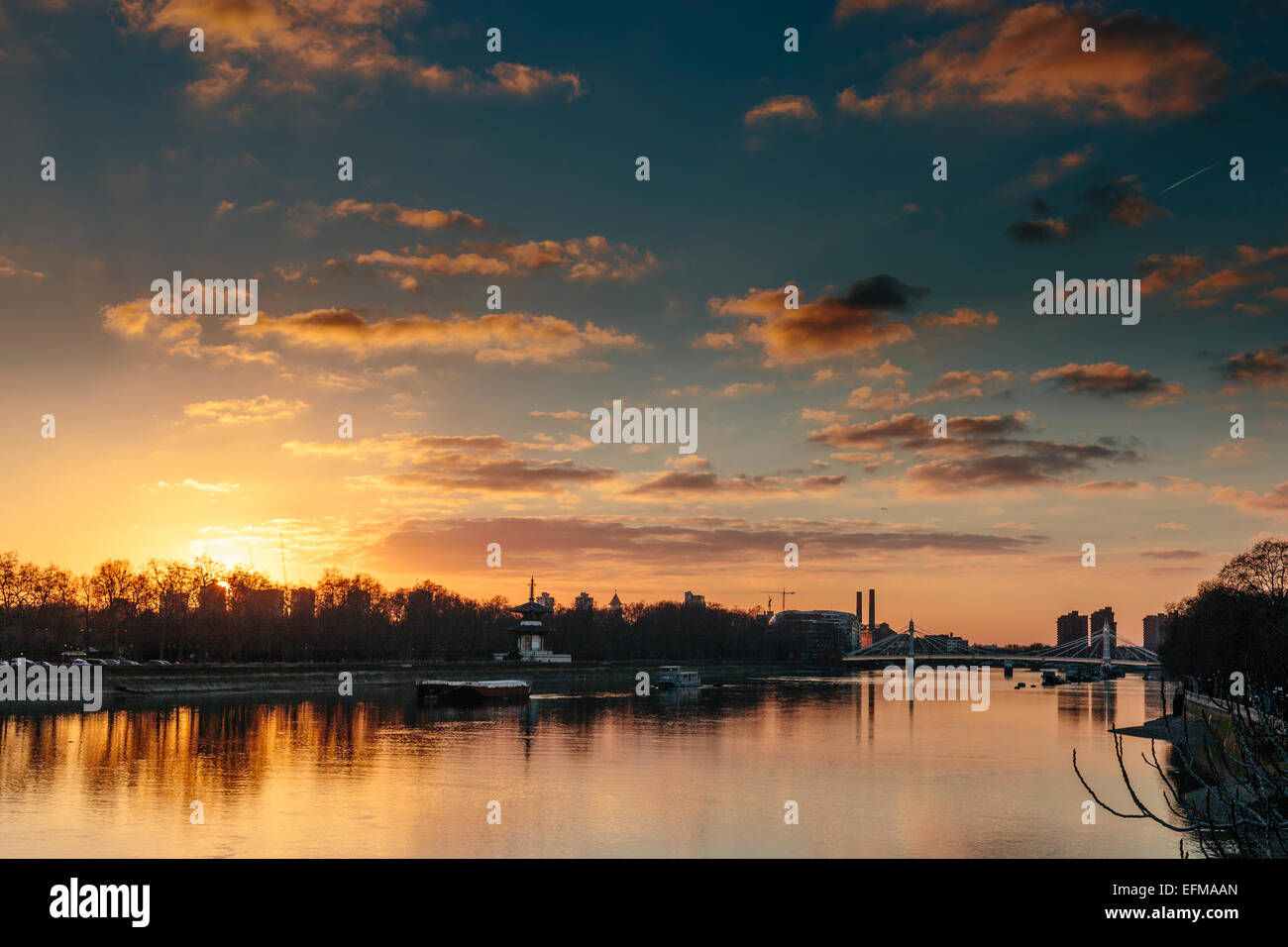 Coucher du soleil doré sur la rivière Thames & London Battersea Park Banque D'Images