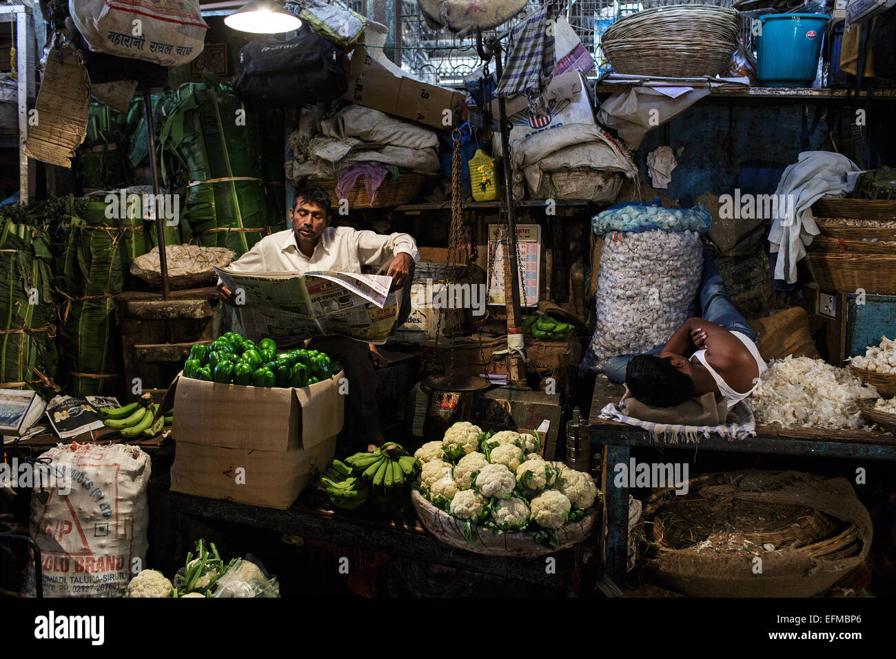 Les vendeurs de légumes au marché de Dadar dans Mumbai, Inde Banque D'Images