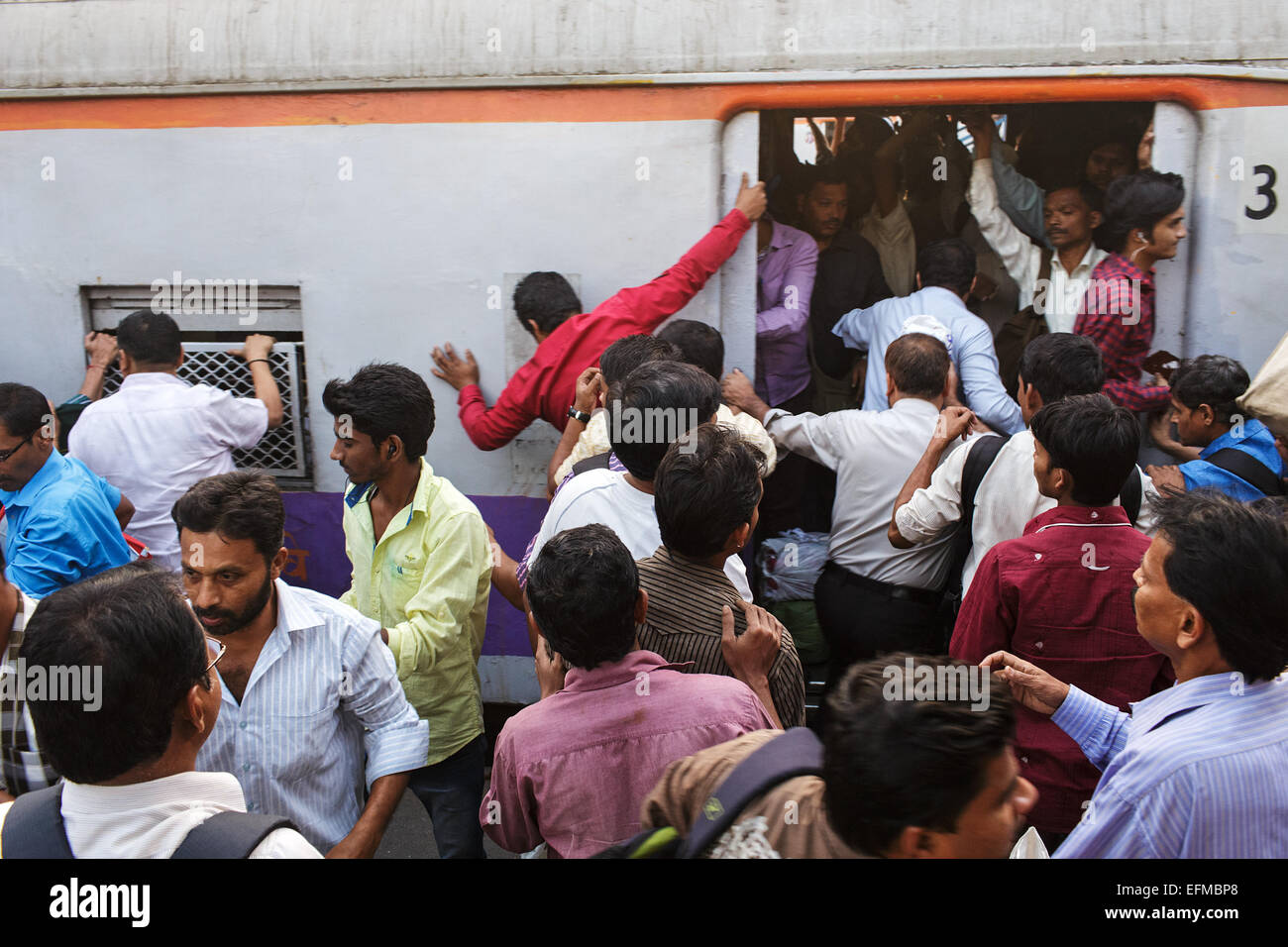 Les usagers du train d'embarquement pendant l'heure de pointe du soir à la gare de Bandra à Mumbai, Inde. Banque D'Images