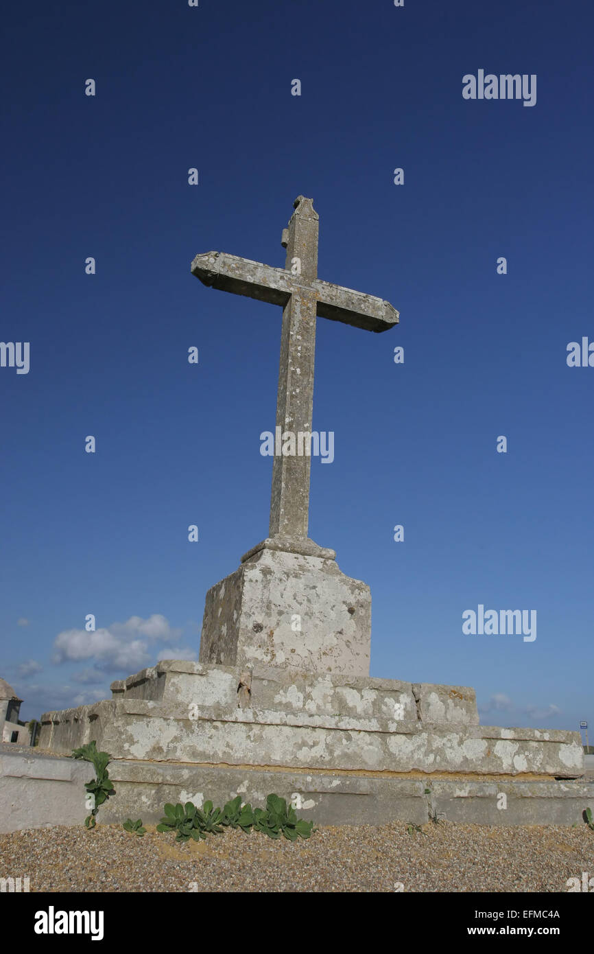 Grande croix isolée dans le ciel bleu, au coucher du soleil Banque D'Images