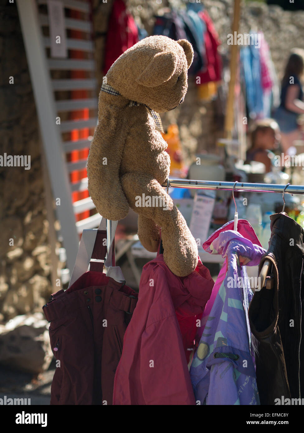 Un triste à ours en vente dans un vide grenier Banque D'Images