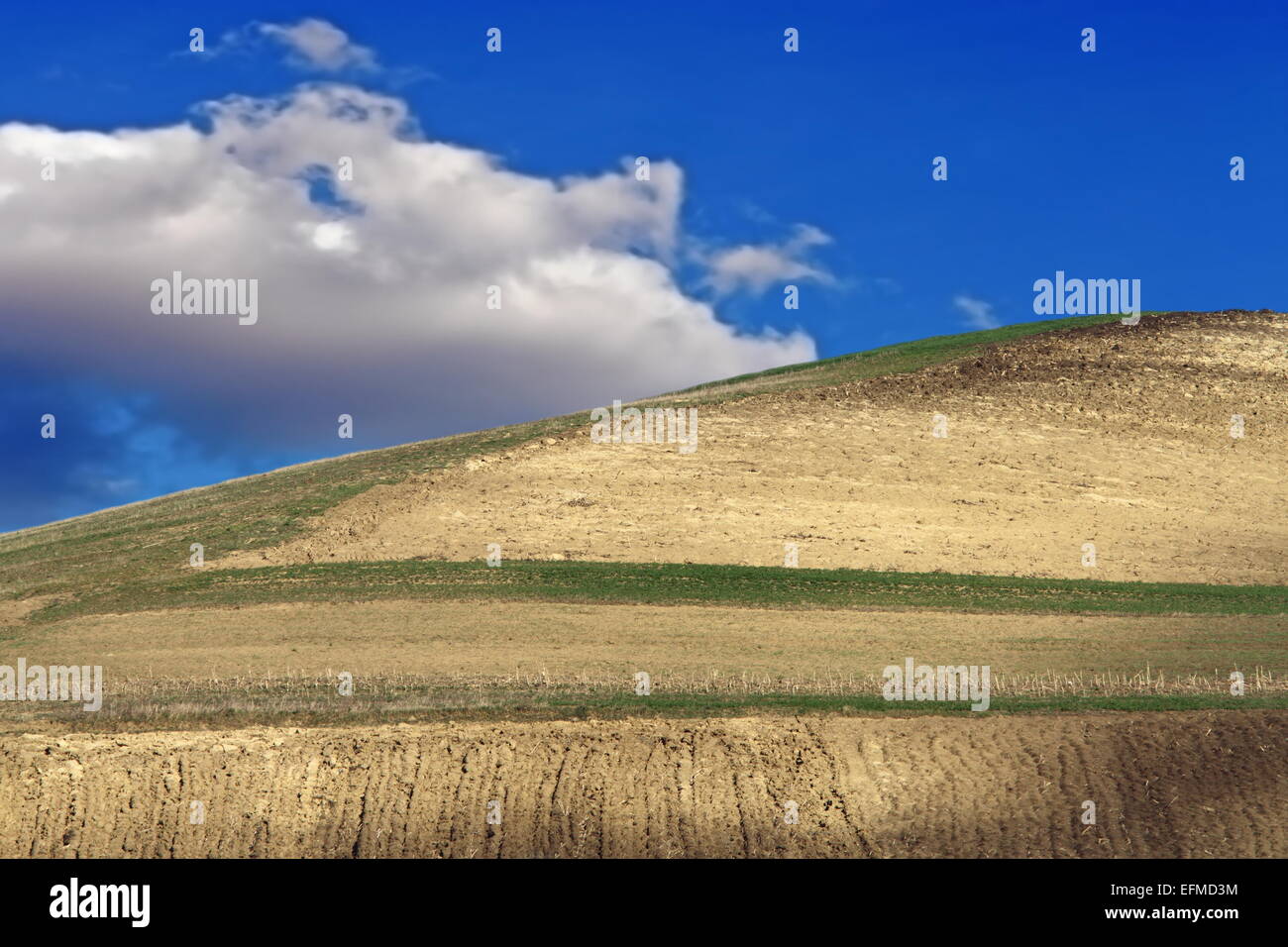 Beau paysage rural, labouré hill et ciel bleu Banque D'Images