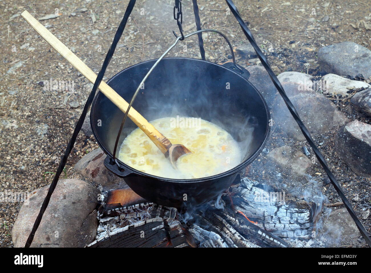 Pot noir sur feu de camp, la cuisson dans des grands objets métalliques à l'extérieur du chaudron Banque D'Images