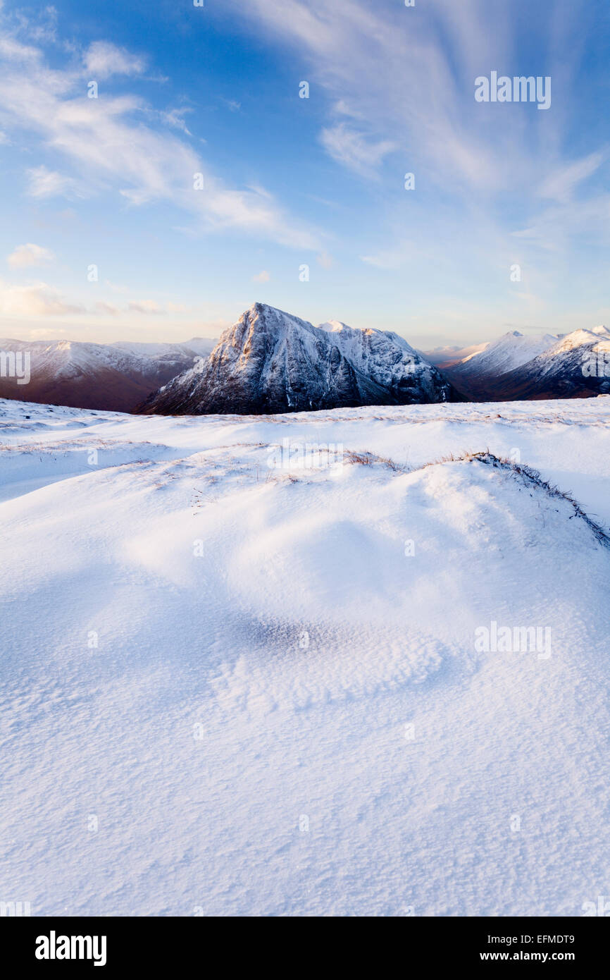 Snowdrift sur Beinn a'Chrulaiste avec le Buachaille Etive Mor vu dans la distance. Banque D'Images