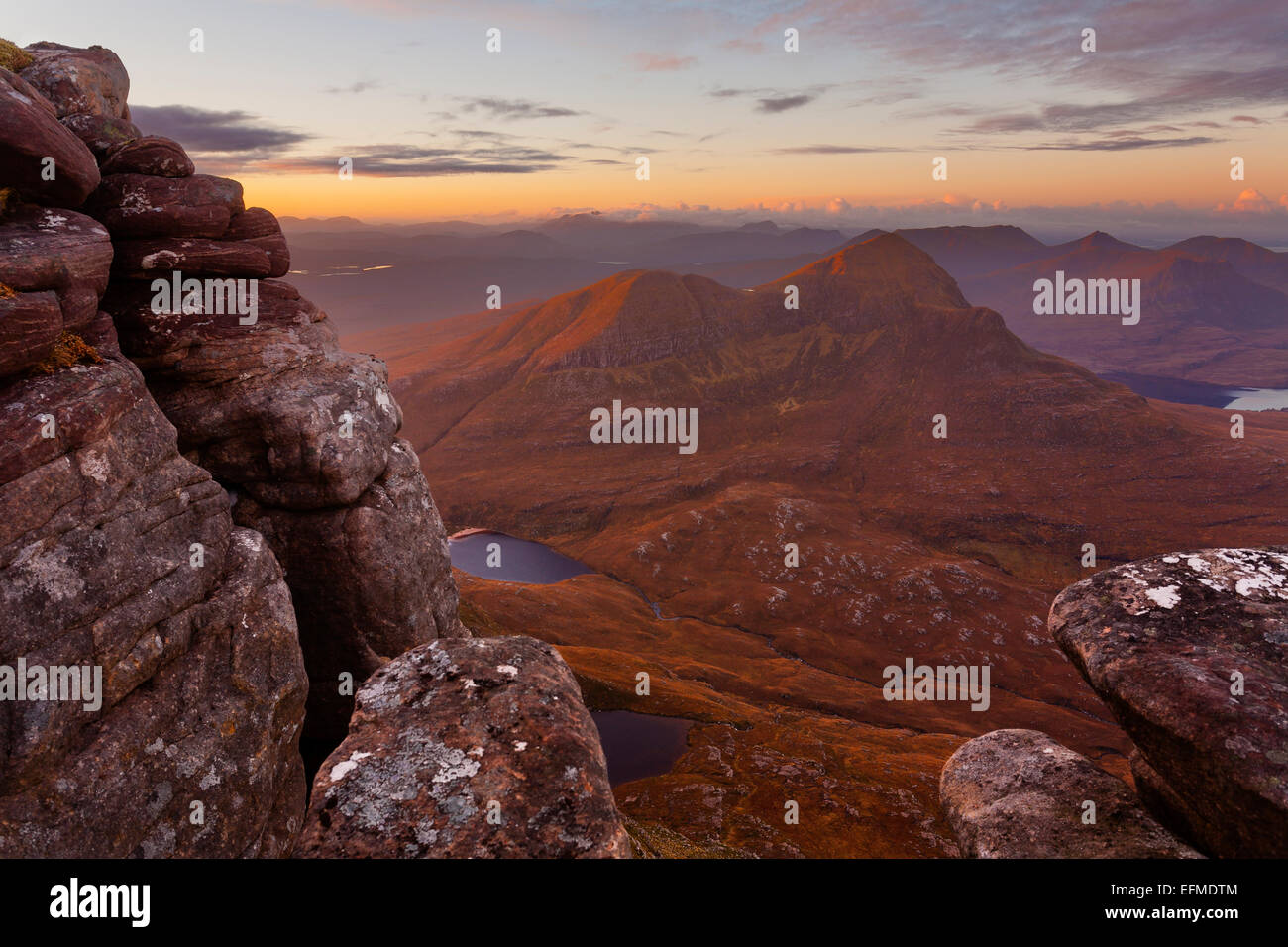 Lever du soleil depuis le sommet de cul Mor, Inverpolly, donnant sur cul Beag. Banque D'Images