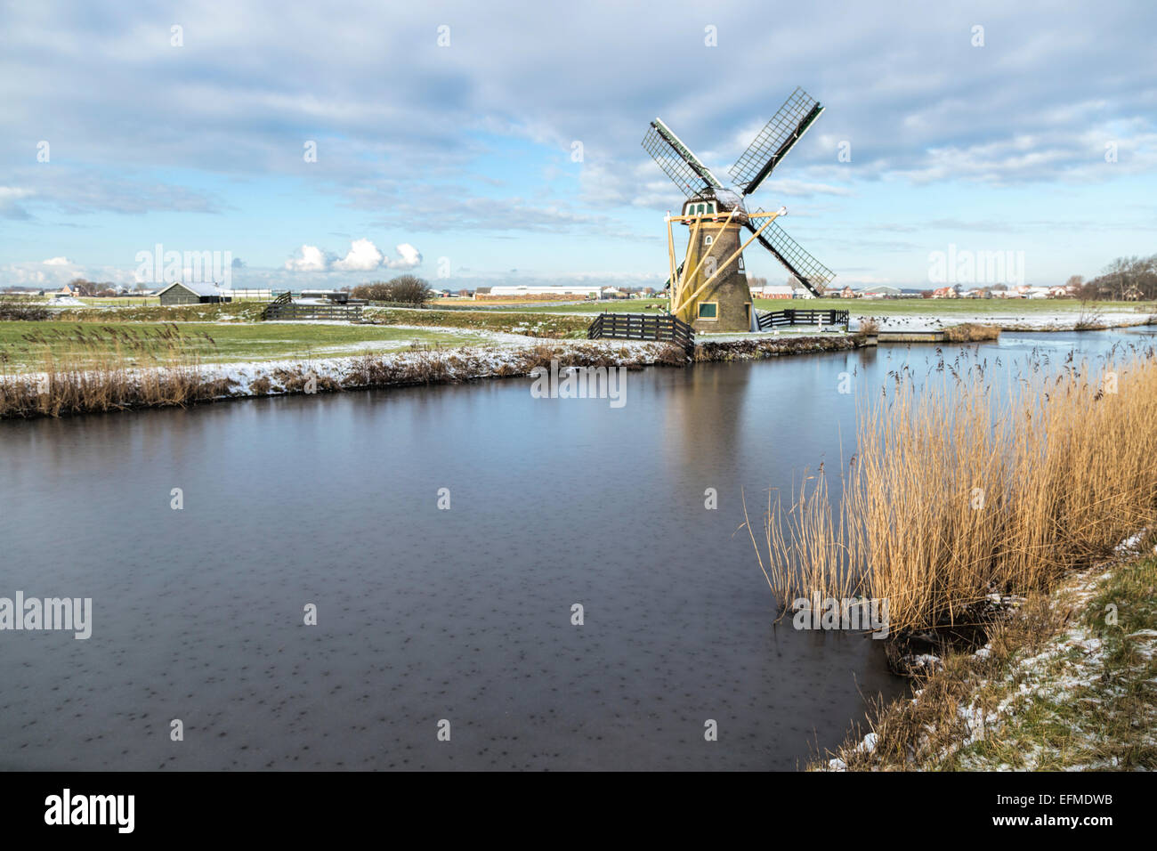 Moulin de drainage ''l'espoir est éternel'' en paysage plat typiquement néerlandais en hiver, Voorhout, Hollande méridionale, Pays-Bas. Banque D'Images