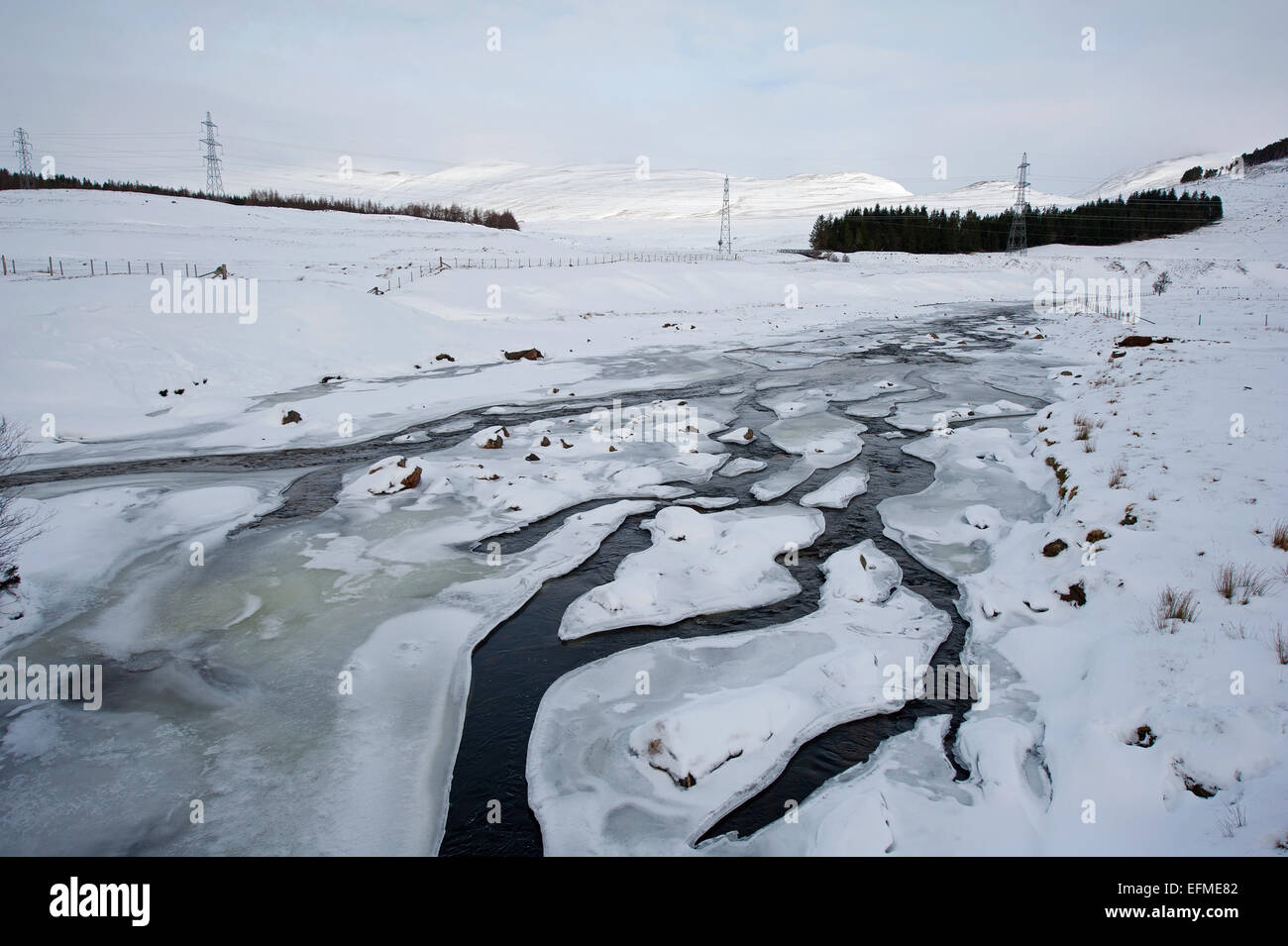 La rivière Spey gelé au milieu de l'hiver avec seulement un filet d'écoulement de l'eau. 9542 SCO. Banque D'Images