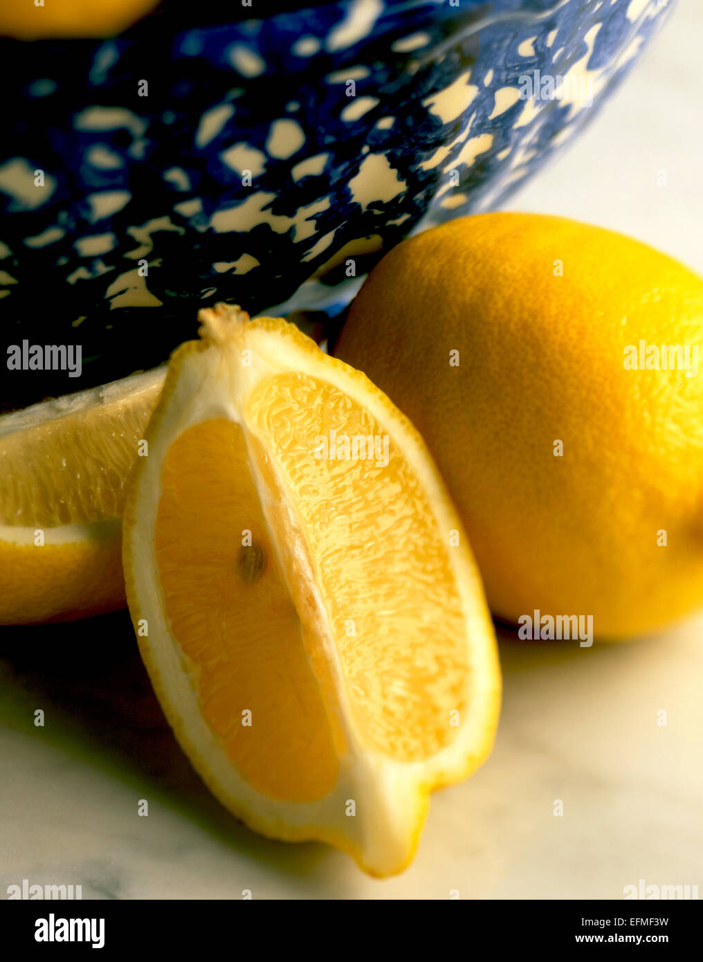 Tranches de citron frais SUR FOND DE MARBRE CITRONS Banque D'Images