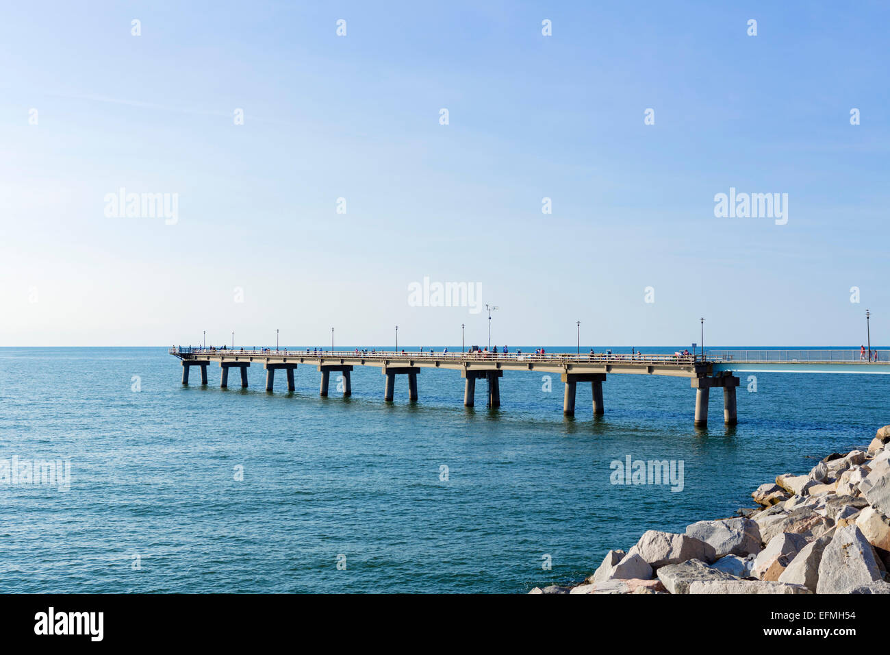 Le quai de pêche sur l'île Sea Gull, une partie des 23 km de long pont-tunnel de la baie de Chesapeake, près de Virginia Beach, Virginia, USA Banque D'Images