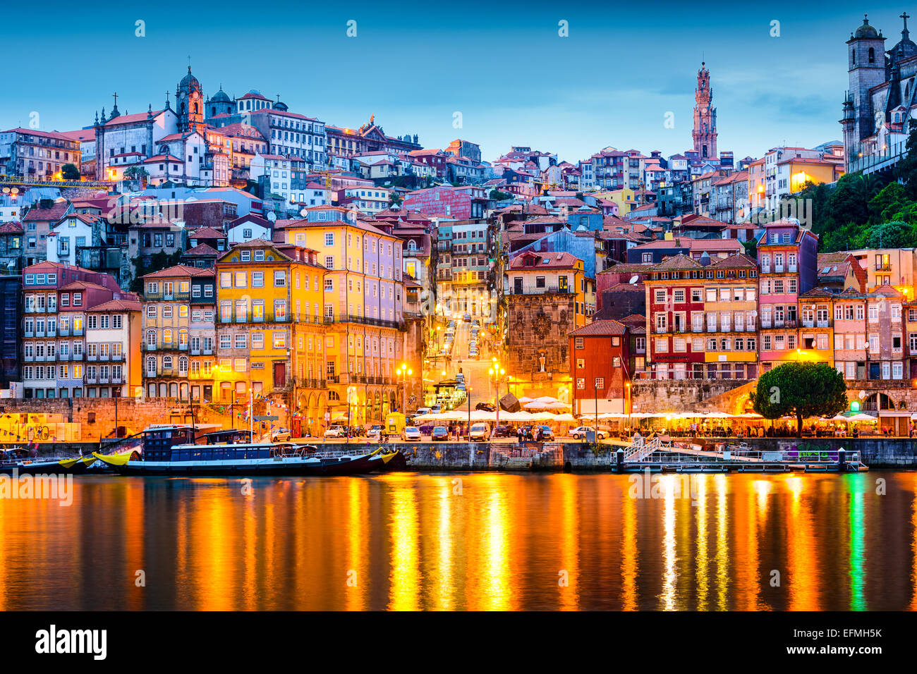 Porto, Portugal vieille ville de tout le fleuve Douro Photo Stock - Alamy