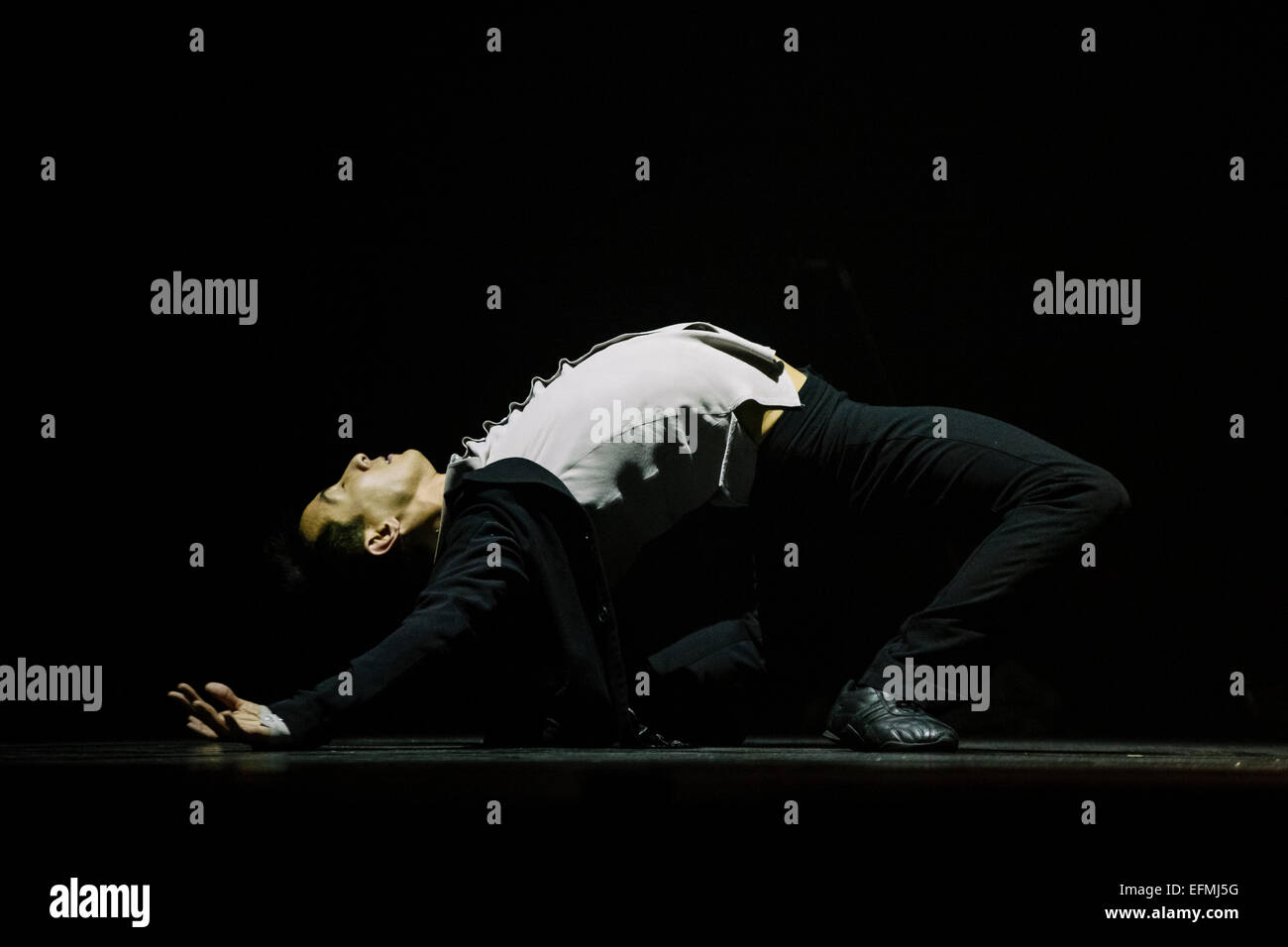 Londres, Royaume-Uni. 5 Février, 2015 Peter Chu effectue une Pitcure de vous tomber par la chorégraphe Crystal Pite comme faisant partie des associés au Sadler's Wells Theatre. Credit : Danilo Moroni/Alamy Live News Banque D'Images