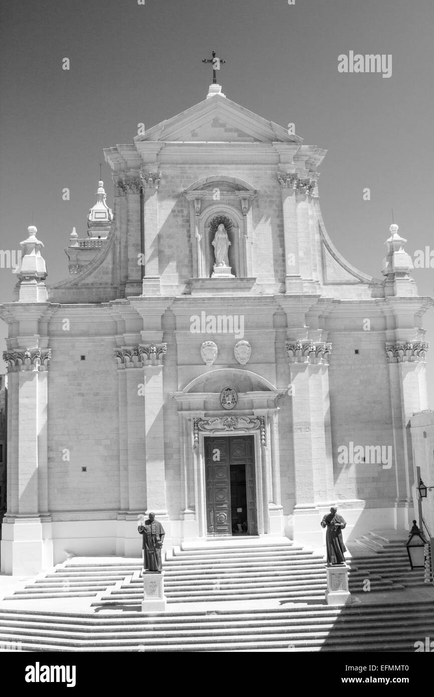 Une image en noir et blanc des portes avant de la Citadelle de Victoria Gozo Malte Banque D'Images